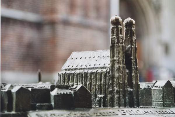Miniatur-Bronzestatue für blinde Personen der Frauenkirche in München.
