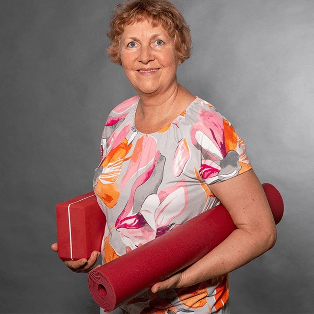 Yoga-Lehrerin Uta Eisenkrätzer mit Yoga-Ausrüstung