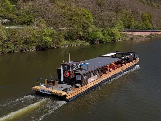 Ansicht von hinten auf die Rivership Flunder auf dem Fluss Neckar.