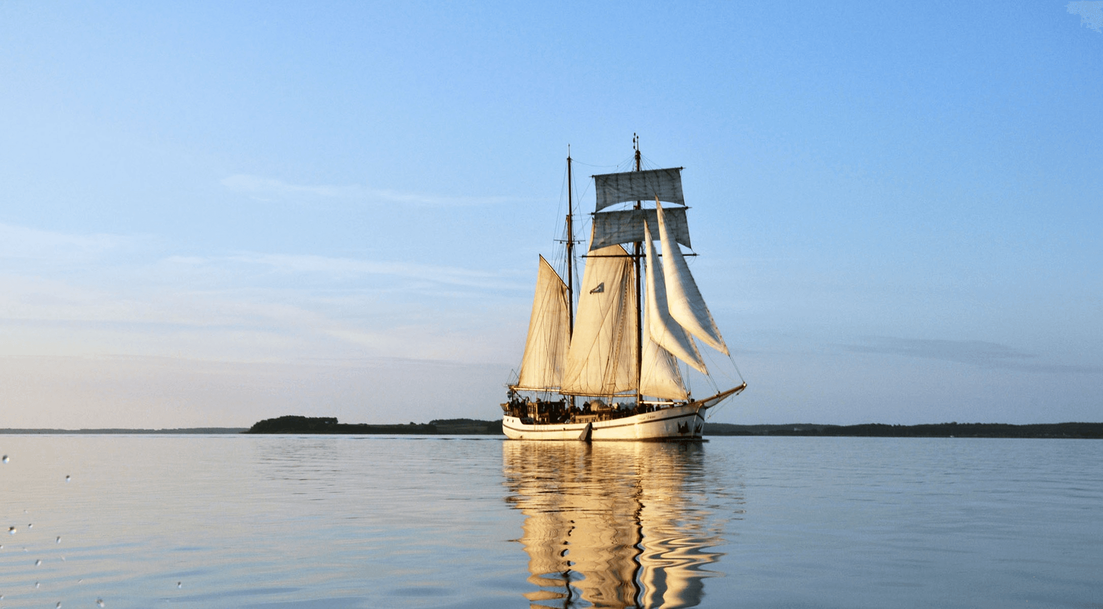 Segelschiff „Weisse Düne“ am Abend auf der Ostsee