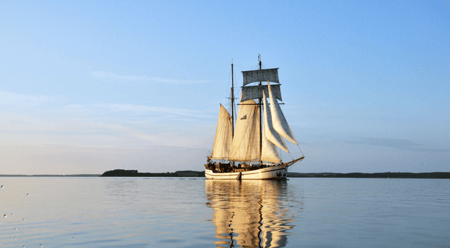 Segelschiff „Weisse Düne“ am Abend auf der Ostsee