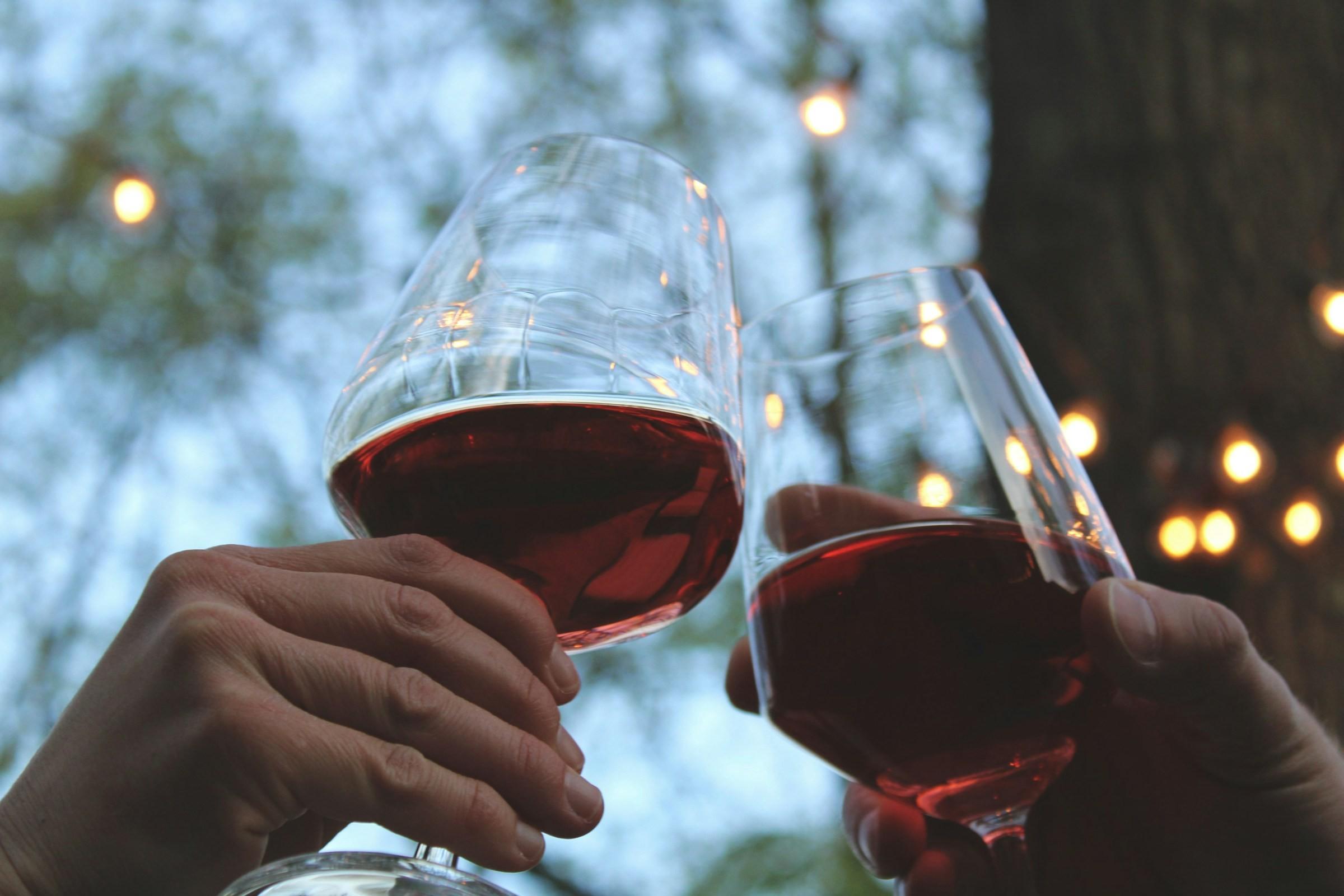 Zwei Gläser mit Rotwein