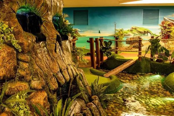 Indoor Adventure Golf mit 18 Bahnen
