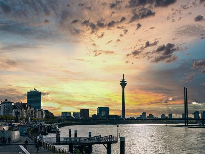 Silhouette von Düsseldorf bei Sonnenuntergang