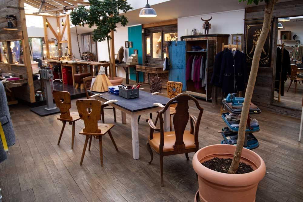 Der Showroom von Mamma Bavaria mit einem Arbeitstisch und Stühlen