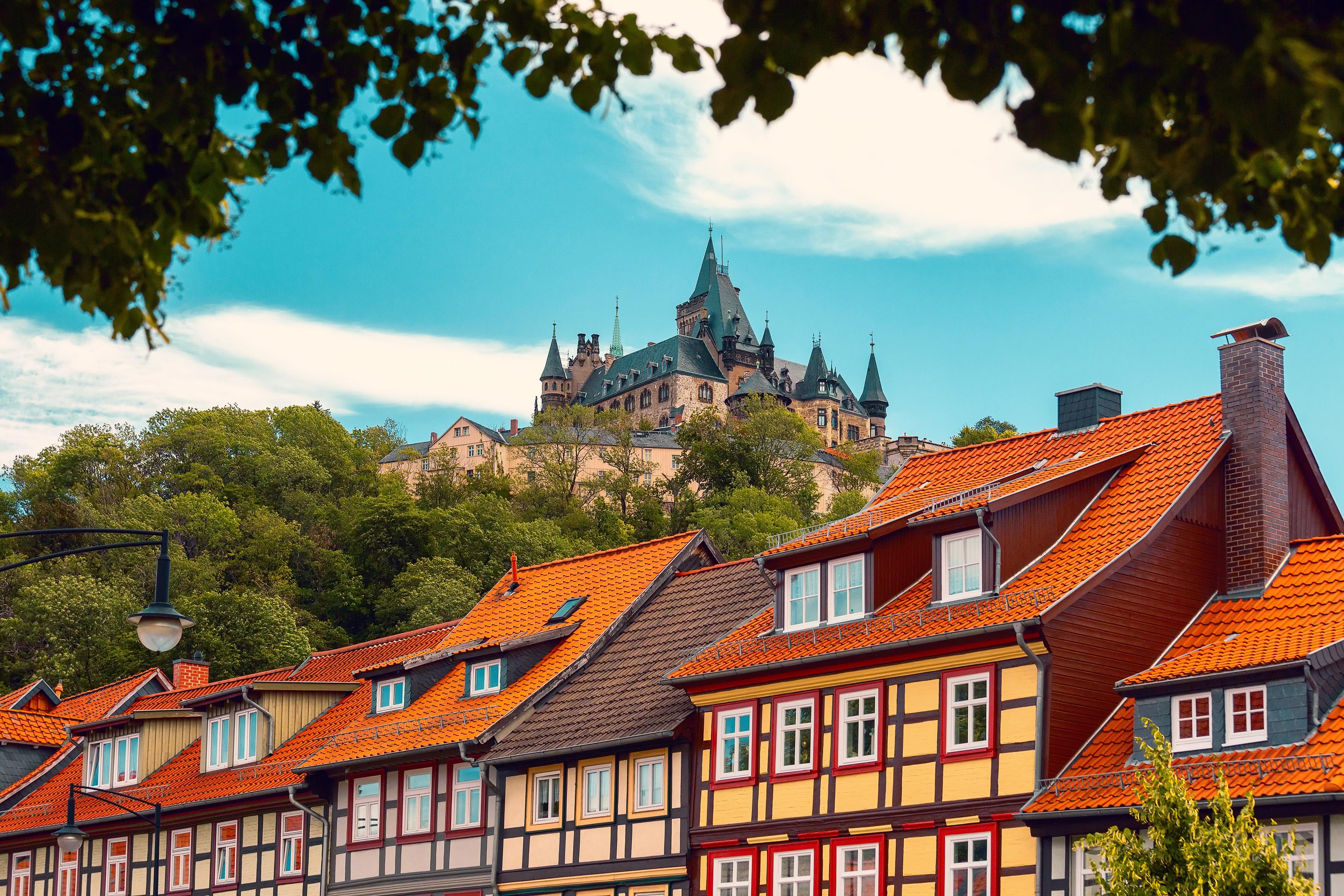 Fachwerkhäuser mit Schloss Wernigerode im Hintergrund