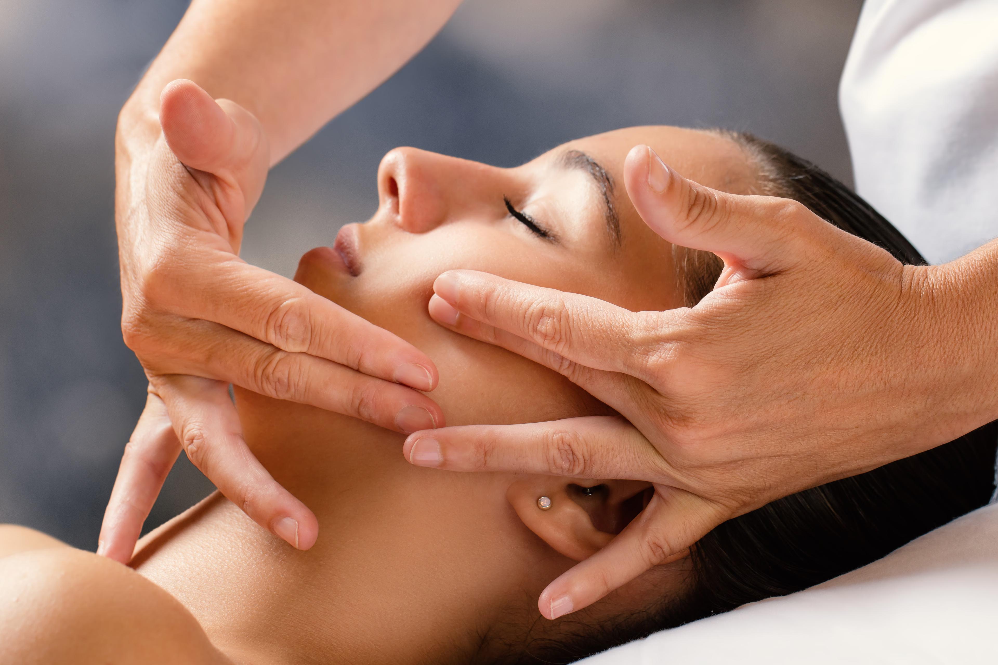 Ayurvedische Massage für Gesicht, Kopf und Nacken (Mukabhyanga)