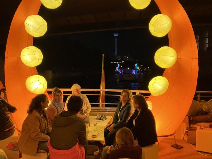 Schiffsrundfahrt |Abendliche Stadtrundfahrt mit speziell illuminierten Schiffen |Abfahrt am Hafen der Solarwaterworld |Wegbeschreibung zum Anleger mit what3words: abbilden.knien.förderte