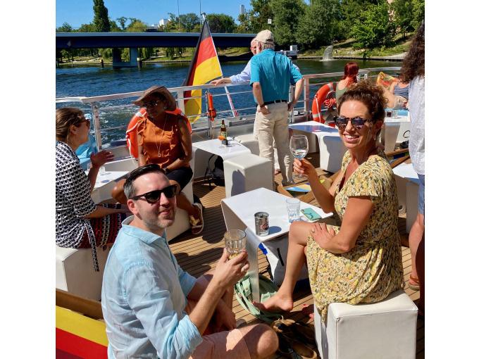 Schiffsrundfahrt | Berliner Highlight Tour mit Solarschiff | Sightseeing auf der Spree | Abfahrt Hafen Solarwaterworld