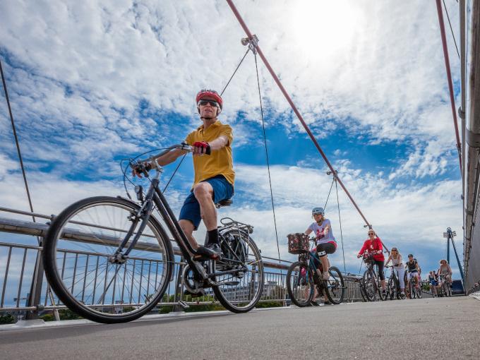 STADTFÜHRUNG PER FAHRRAD : RADTOUR DURCH FRANKFURT ZU APFELWEIN, ALTSTADT UND AKTIEN