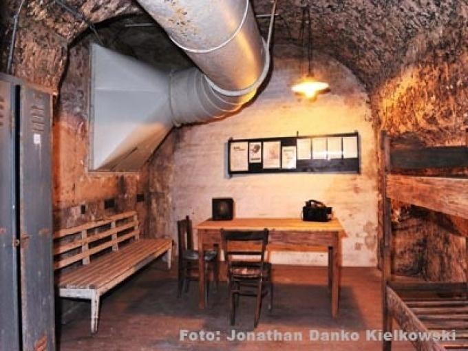 Unscathed by WWII in English - Treasure trove under the castle (english)