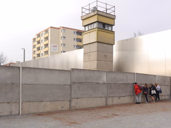 MAUERFÜHRUNG - Gruppenticket ab 16 bis max. 30 Teilnehmer - in deutscher Sprache - für größere Gruppen, wie z.B. Firmenausflüge, Busreisen.  