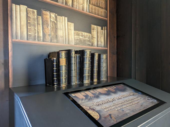 Saaltor mit Erlebnisausstellung 