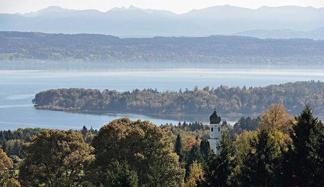 Malerische Seenlandschaften in Oberbayern auf der Schlösser- und Seentour mit dem Heli