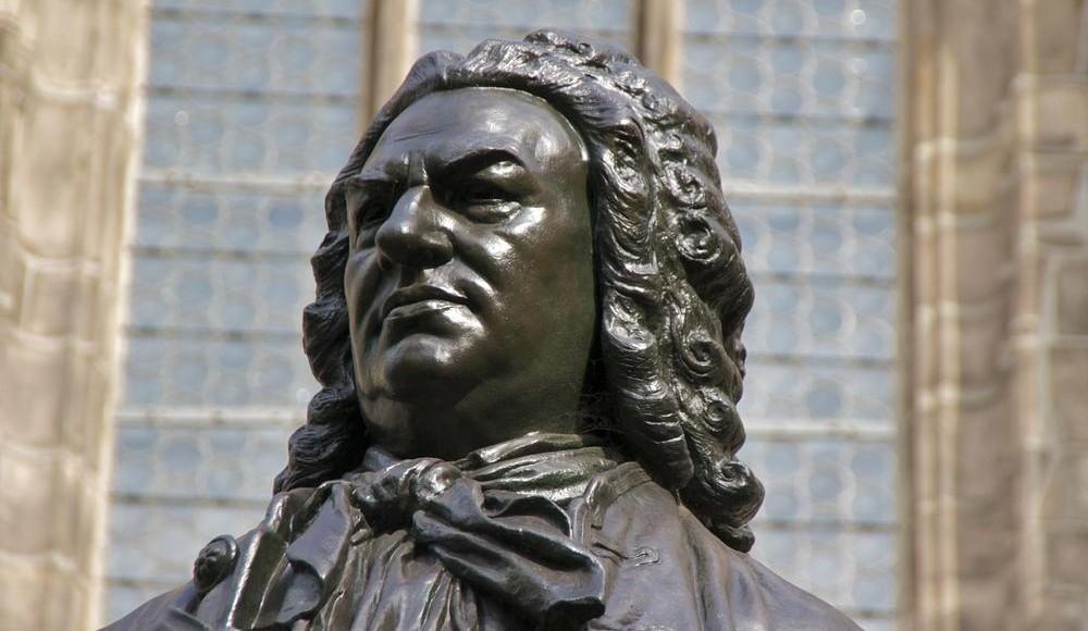 Erleben Sie die Musikstadt - das Bach-Denkmal an der Thomaskirche.
