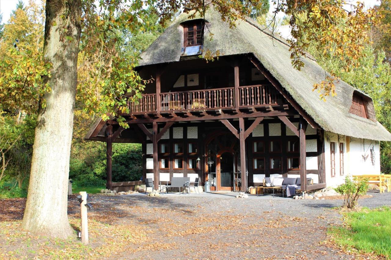 Ruhe unter Reet-Haus mit Sauna, Whirlpool und Kamin