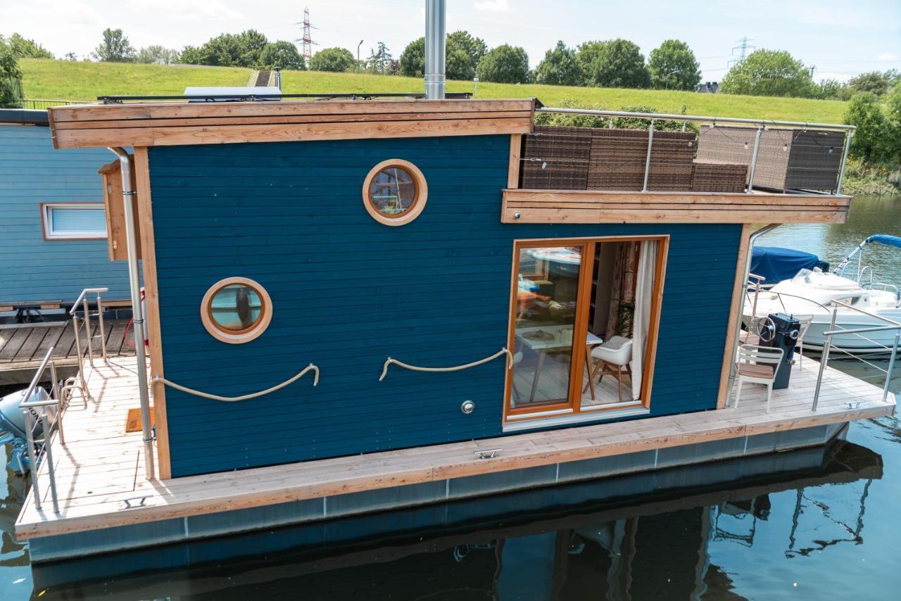 Tiny-Hausboot Irene mit Kamin und Dachterrassenlounge