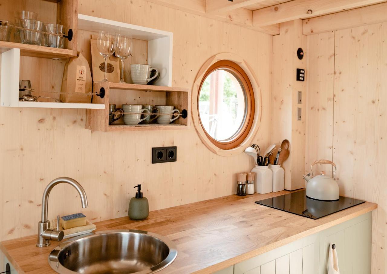 Tiny-Hausboot Irene mit Kamin und Dachterrassenlounge