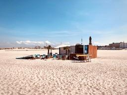 Surf-Container am Strand