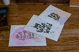 Drei Handlettering-Postkarten mit künstlerisch gestalteter Schrift