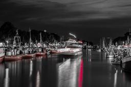 Hafen Warnemünde mit Schiffen bei Nacht