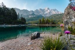 Der Eibsee in den Bayerischen Alpen unterhalb der Zugspitze mit klarem, grünem Wasser
