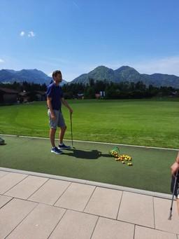 Golfprofi Markus von Knoerzer seht auf einem Golfplatz im Chiemgau