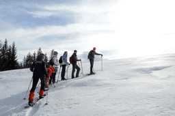 Eine Gruppe bei einer geführten Schneeschuh-Wanderung im Chiemgau