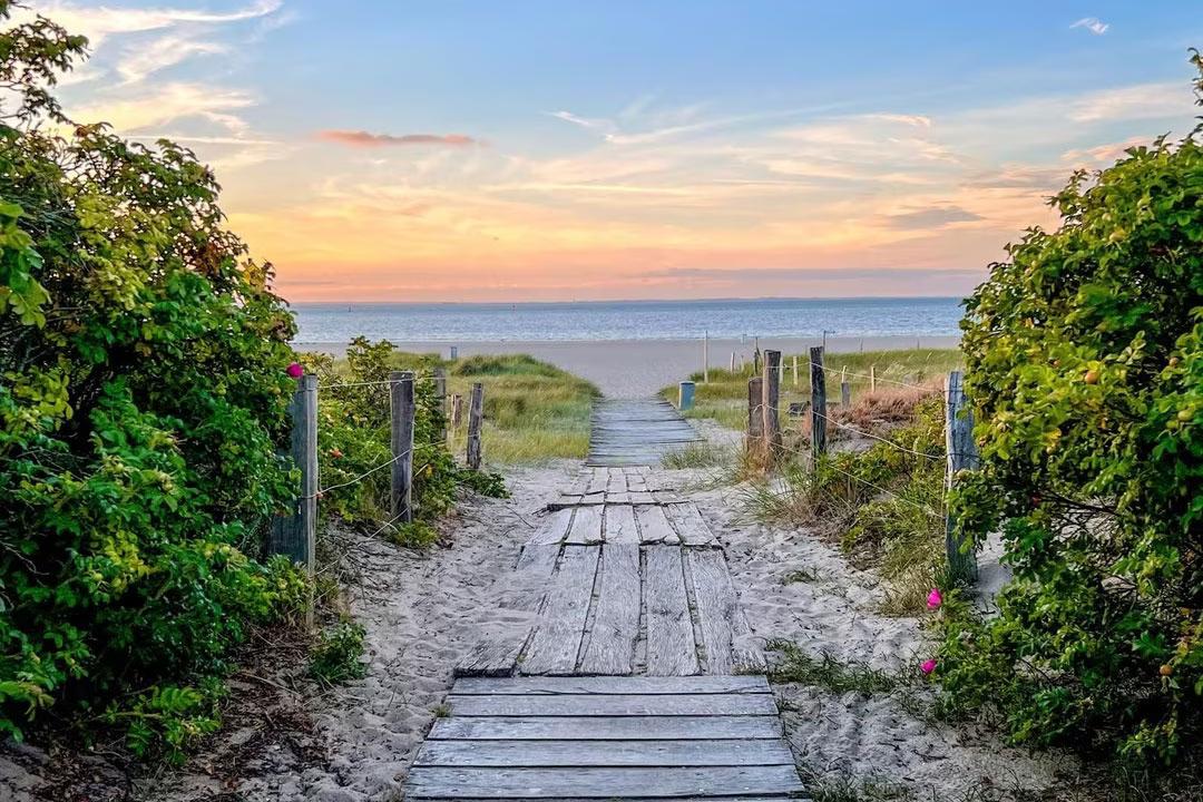 Strandzugang am Priwall mit Meerblick im Abendlicht, während der Taschenlampenführung auf dem Priwall.