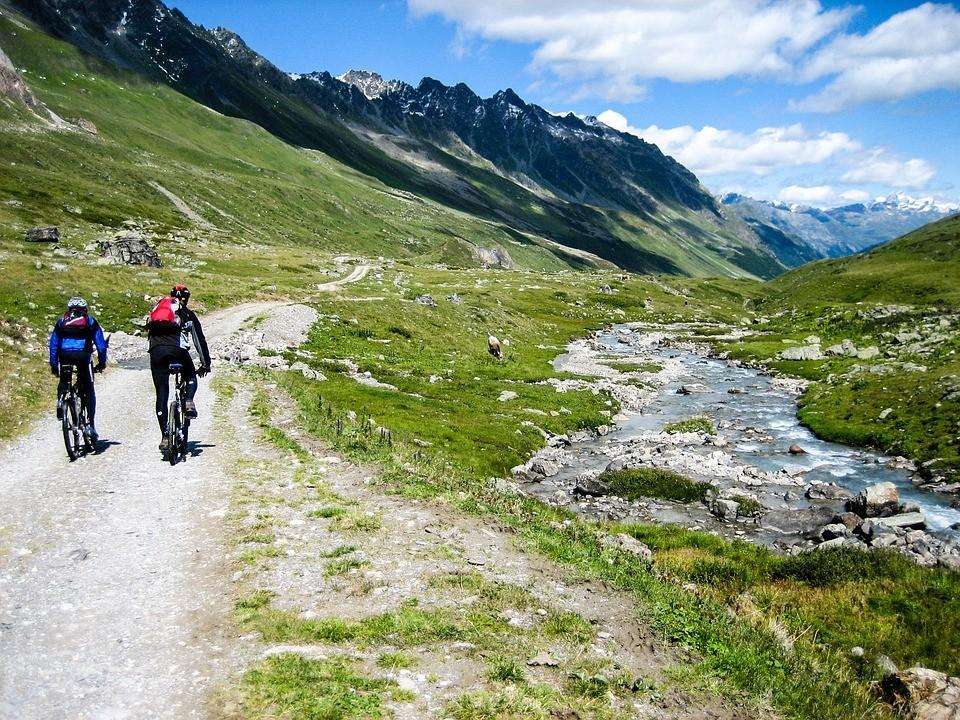 Zwei Fahrradfahrer in den Alpen