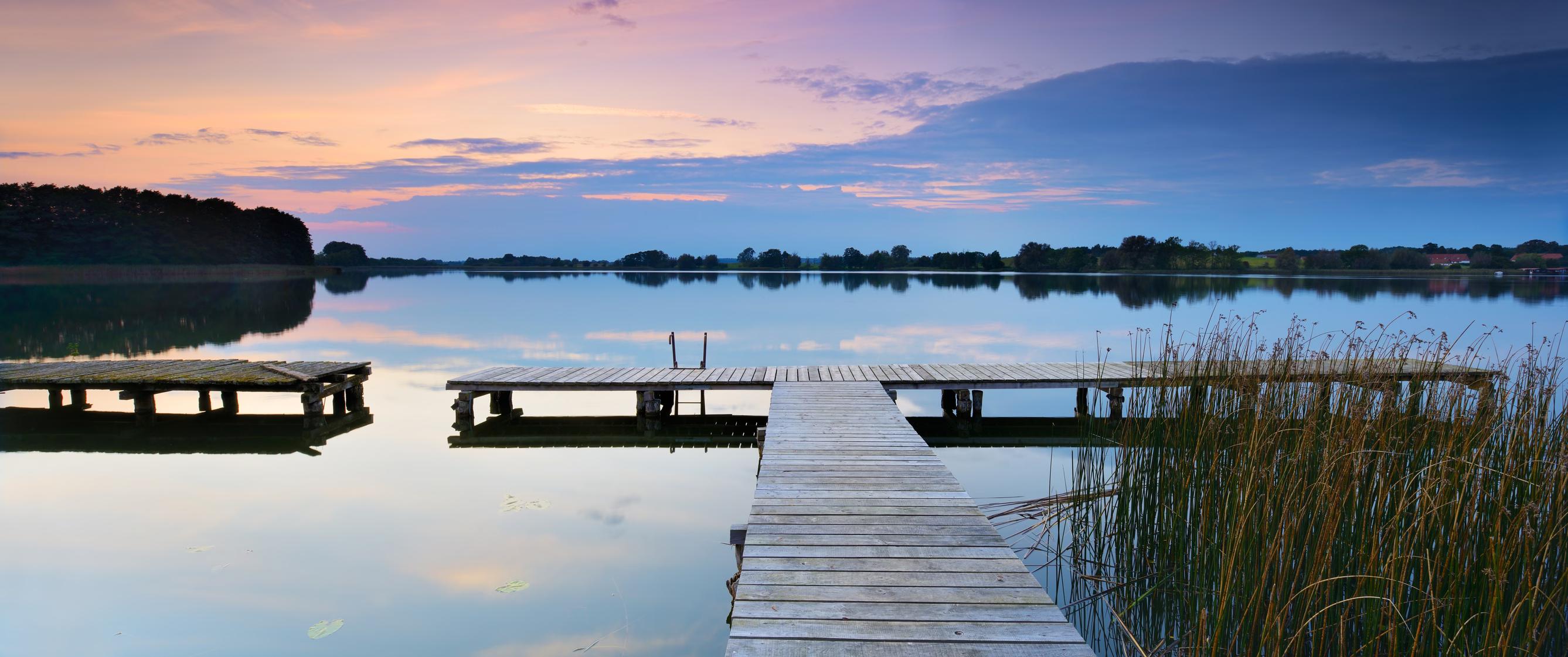 Mecklenburgische Seenplatte Sonnenuntergang am Steg