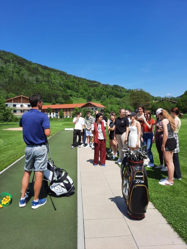 Golf-Profi Markus von Knoerzer mit Golfschüler:innen an der Tee Line