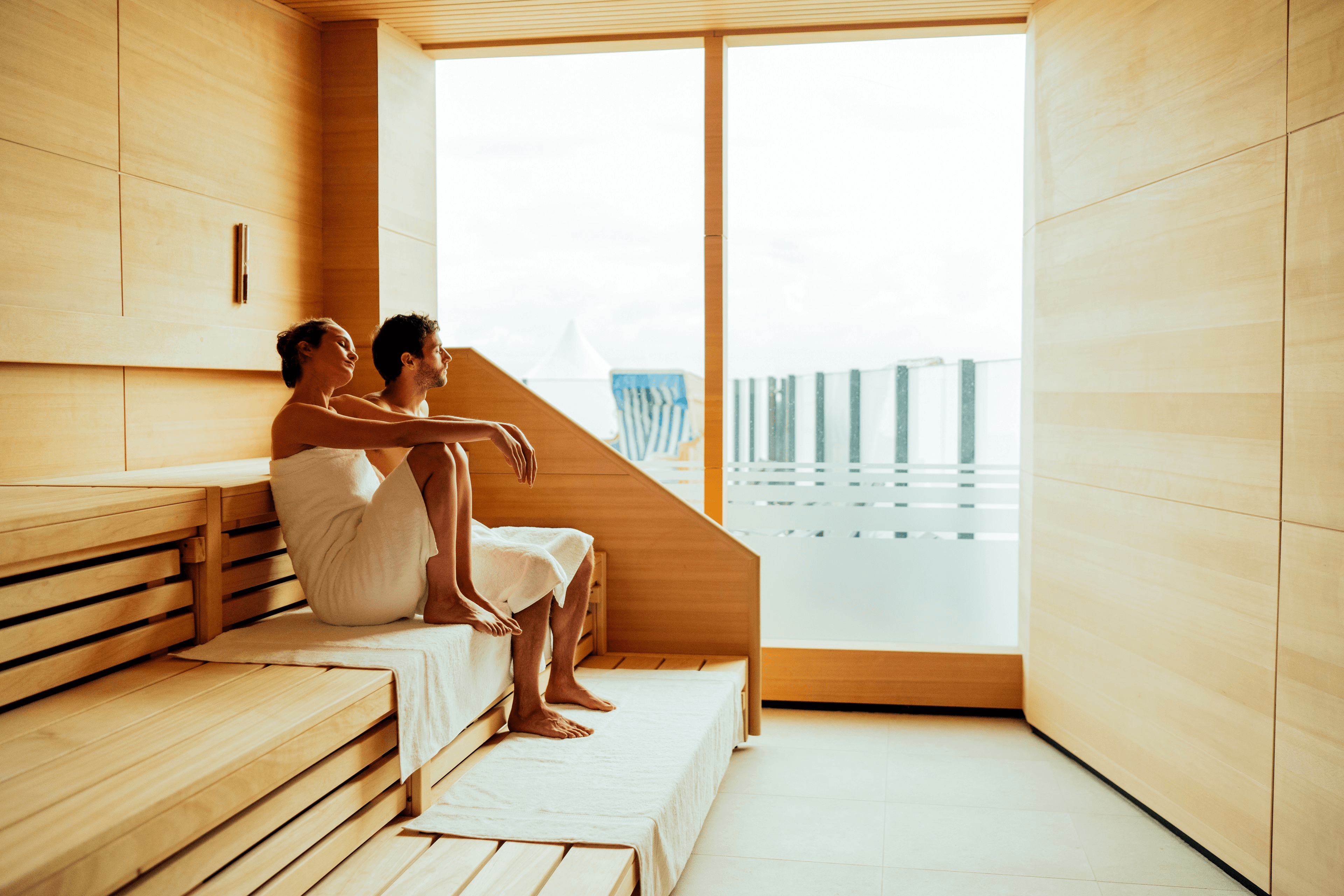 Zwei Personen in der Sauna des aja Travemünde
