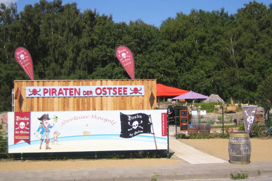 Eingangsbereicht mit Schildern der Minigolf-Anlage Piraten der Ostsee.