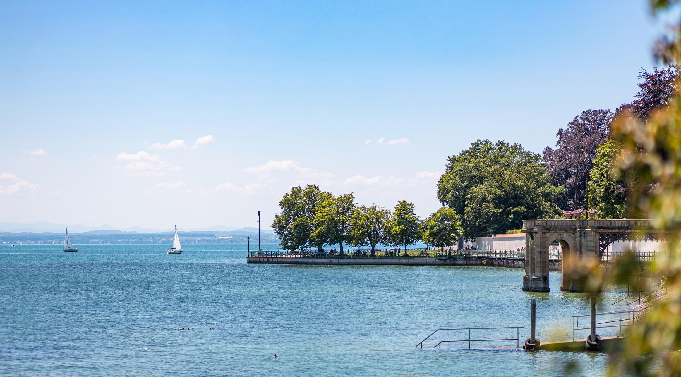 Bodenseeufer in Friedrichsafen bei Sonnenschein