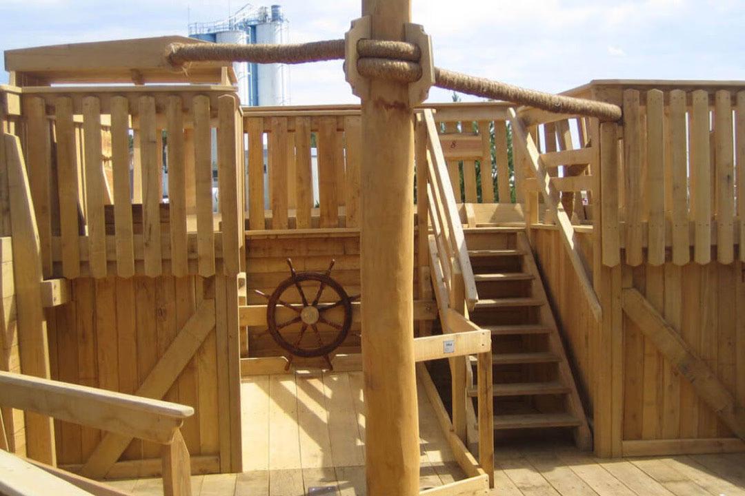 Das Piratenschiff aus Holz mitsamt Lenkrad in der Minigolf-Anlage Piraten der Ostsee.