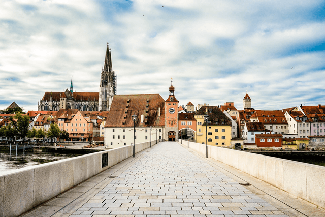 Blick über die Steinerne Brücke auf die Altstadt von Regensburg