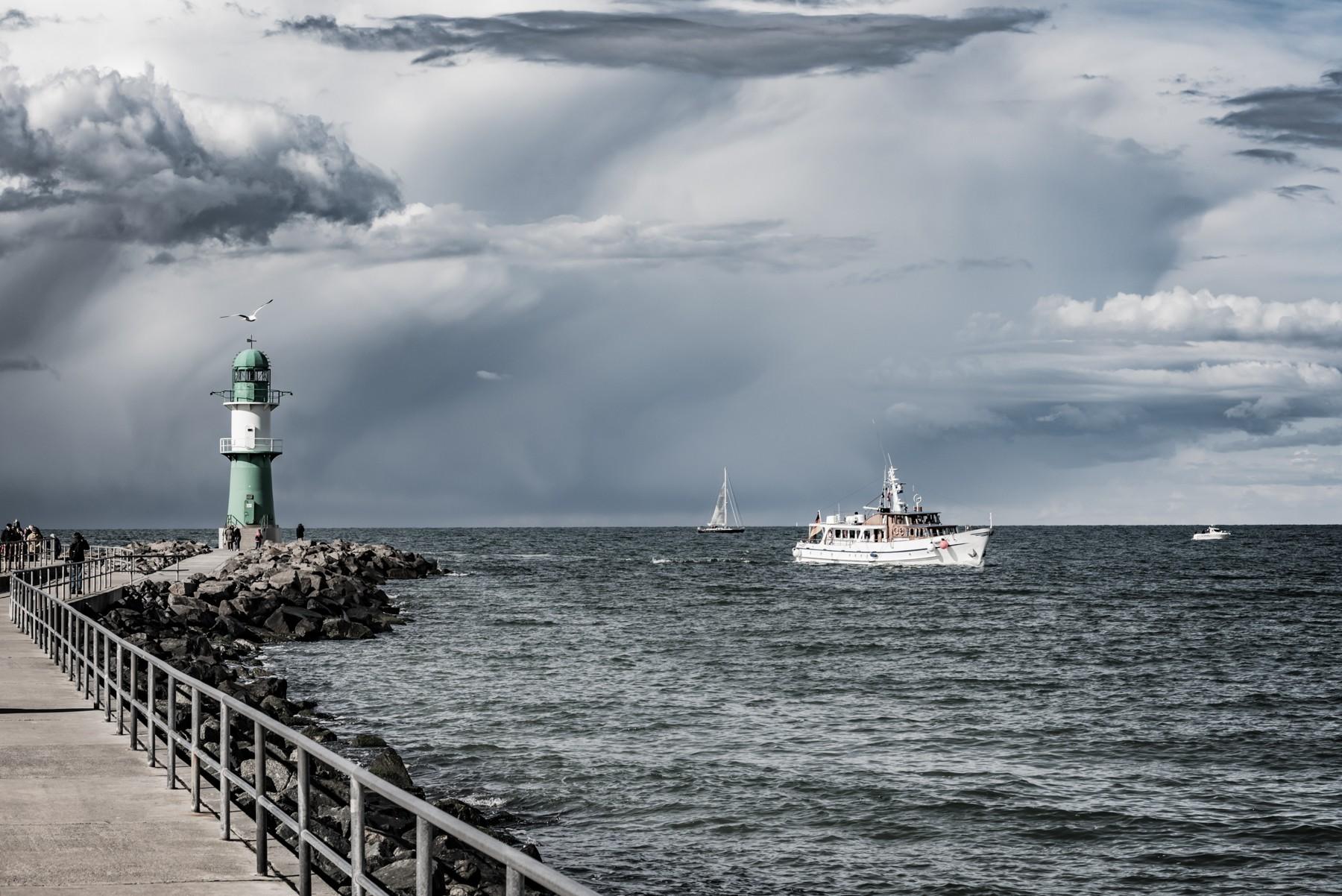 Hafenmole Warnemünde mit Leuchtturm und Schiff