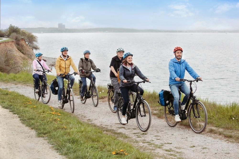 Eine Gruppe Fahrradfahrer an der Ostsee