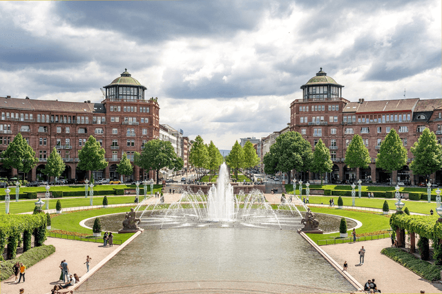 Ein Park mit Springbrunnen am Friedrichsplatz Mannheim