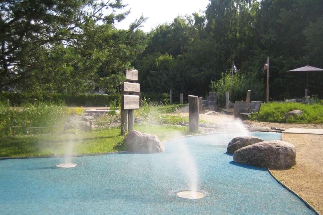 Nebel wird durch Bodendüsen versprüht: Spannende Bahnen der Minigolf-Anlage Piraten der Ostsee.