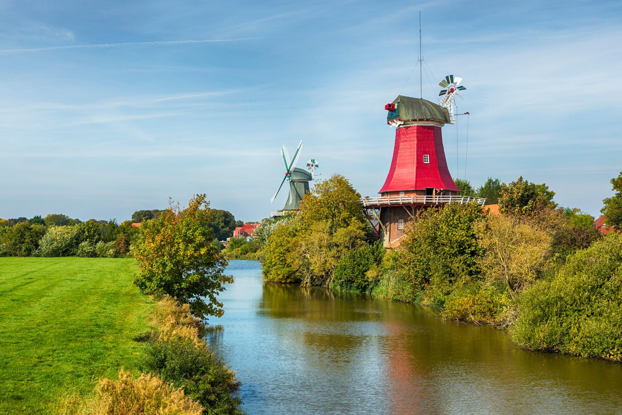 Urlaub in Ostfriesland man sieht Mühlen