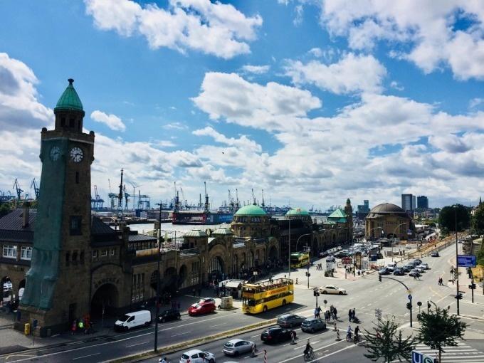 In Ihrem oder unserem Bus, in einem Großraumtaxi oder in einer Limousine
