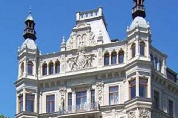 Ihnen werden die prächtigen Stadtvillen im Musikviertel gezeigt.