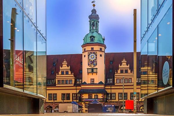Wir verabschieden uns am Marktplatz mit Blick auf das alte Rathaus.