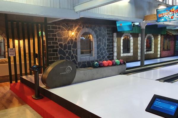 Bahn 1 bietet hochfahrbare Wände- ideal für die kleinen Spieler