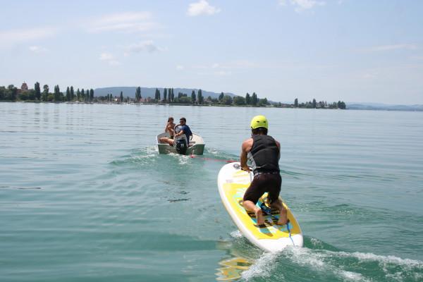 Foiling mit Motorboot auf dem Bodensee