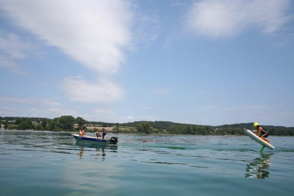 Foiling mit Motorboot auf dem Bodensee