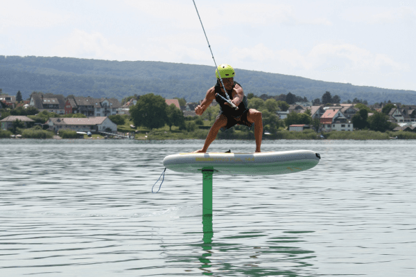 Foiling mit Motorboot auf dem Bodensee