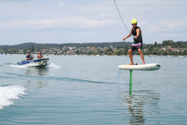 Foiling mit Motorboot auf dem Bodensee